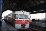 VT 712-103 steht am 19.05.2017 abfahrbereit nach Kocani am Bahnsteig im Hauptbahnhof Skopje.