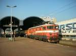 MZ 442 003 (Umbauvariante der BR 441) mit dem, nur aus zwei Wagen bestehenden B 390 nach Beograd, am 4.5.09 im neuen Bahnhof Skopje