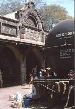 Cuernavaca, die Stadt des ewigen Frhlings, wo viele Mexikaner der Hauptstadt die Wochenenden verbringen und wo ich zur Schule ging, verfgte ber einen Bahnhof, auf dem ein reges Markttreiben