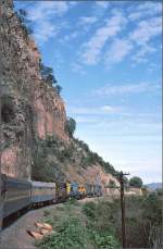 Die vier Loks mit dem Schnellzug nach Mexicali haben den hchsten Punkt in der Sierra Madre erreicht, von nun an gehts bergab.