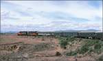 Zwei Dieselloks amerikanischen Ursprungs (vermutlich GP-30) ziehen unseren Personenzug durch das mexikanische Hochland. (Archiv 02/77)