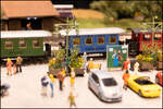 Reges treiben am Bahnhofplatz des Flascherlzugs ( 1:87 ) am 1.