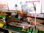 Diorama Spur 0 Antik 1930er/1950er Jahre M�rklin E-Lok RV 890 (Uhrwerk) mit einem kurzen G�terzug   PW