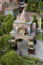 Ganz in Russlands Osten, in Wladiwostok, steht der Triumphbogen von Zar Nikolas, und auch im Osten der Modellbahn  Grand Maket Rossia , St. Petersburg, 15.10.2017