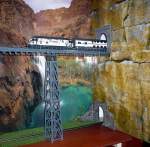 Im rechten Schrankteil eine Brcke aus einen modifizierten Vollmer-Bausatz, hinten ebenfalls ein Poster, rechts und links selbstgemachte Aufnahmen aus dem Klettergarten, kommen auch  in den mittleren