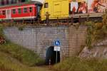 Wir haben ein ganzes Stück weiter gestaltet...
Unser persönlicher Eisenbahnfotograf auf der Pirsch.
Modellbahntage Markdorf, Oktober 2014