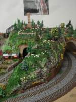 Blick auf den rechten Anlagenteil mit der Ruine und einer Schafsherde