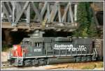 Die Loks der Southern Pacific waren bekannt als nicht eben gut gepflegt. Auch auf der EMD GP60 9735 setzt sich der alltgliche Betriebsstaub fest. (06.12.2007)Modell:Atlas