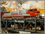 GE C 44-9W Dash 9 Santa Fe 650 auf einer ehemaligen Rio Grande Brcke.