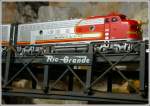 Eine F7 A+B von Santa Fe Railroad berquert ein altes Viadukt der ehemaligen Rio Grande.