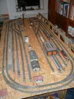 Obwohl ich selber schon (fast)1,90m Groß bin,reichte meine Körpergröße nicht aus um meine neue H0-Anlage von  oben  zufotografieren.Ein Stuhl als Hilfe und schon hatte ich die