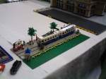 Modell der Amsterdamer Straenbahn, nachgebaut aus LEGO- Steinen.