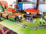 Kleine Spur 0 Anlage(Uhrwerk) Antik,1930er/1950er Jahre, aus meinem Diorama erstellt   Blick auf die Denkmallok,dahinter ein Bing G�terschuppen.