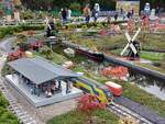 Ein IRM Doppelstocktriebzug am 14.10.2025 im Legoland Günzburg.