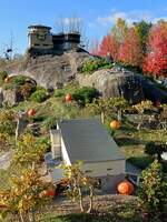 Im Modellabschnitt der Schweiz präsentierte sich am 14.10.2025 diese Bergseilbahn im Legoland Deutschland in Günzburg.