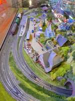 Blick aus der Vogelperspektive auf die kleine Modellbahn im Balkansky-Einkaufszentrum in Kupchino, St.