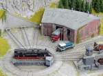 Schickes Bahnbetriebswerk mit Drehscheibe vom neuen Gleichstrom-H0-Anlagenbereich der Holle-Modellbahn in Hessisch-Lichtenau (27.10.2013).
