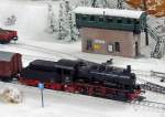 BR 55 auf der schnen Winter-Nebenanlage mit Blick auf das Behelfs-Stellwerk Neuses (Holle-Modellbahn, 27.10.2013).