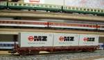 Piko Containertragwagen mit 3 Containern (MZ Motorrder aus Zschopau) DR, Ep.IV  ( kostenloses Action´s Modell Sommermrchen ) Exclusivmodell Modellbahnshop Sebnitz  gibt es aber auch zu