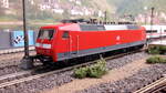 120 111-0 wartet auf Einsatz in Harrstadt Hbf  , Modell Piko 51324