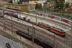 Zwei Schachbretter in Form von 1044 092 und 1044 203 durchfahren im Sommer 1996 mit einer Rollenden Landstraße den Bahnhof Altburg in Richtung Regensburg wobei in Passau ein Triebfahrzeugwechsel