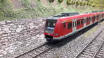 ET 423 im Regioverkehr in den Weinbergen von Harrstadt gesehen , Modell Roco  63050 digital
