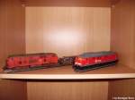 2 meiner Vitrinen-Modelle:  Links die gealterte BR 215 129 - 8 plus zwei Schwerlastwagen und rechts die BR 232 800 - 7.