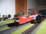 Mrklin BR 120 110-2 und meine neue BR 89 006 (zu Weihnachten 06 bekommen) auf meiner Anlage. Das war ursprmglich nur Fotozweck: ich bin garnicht mit den Loks gefahren. Mein Freund hat zum Fotozeitpunkt den Regler des Trafos auf Umschalten gehalten.