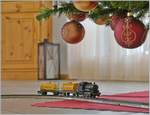 Obwohl eigentlich mit Weihnachten nichts zu tun, war es doch eine schöne Tradition, meine erste Eisenbahn wieder mal fahren zu lassen, wobei aus dem Jahre 1966 nur noch die Lok und der erste