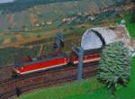 Meine N-Schachbrett 1044 unterwegs mit einem Erlebniszug  verlsst einen Tunnel.(15.11.2008)  Tunnel und Masten sind selbstgebastelt,  als Hintergrund habe ich ein Fototapete aufgeklebt.