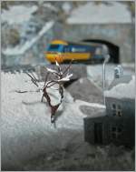 Wie Jeanny krzlich richtig bemerkte, kann man unter dem  Schnee  so manches ungewollte verstecken. Doch im Gengenzug fallen die Laubbume weg, die im Winter kahl sind und sich kaum zur Kaschierung eignen.
(Die Schrfeebene liegt gewollt auf dem blattlosen Baum (Bildmotiv) und nicht auf dem Zug (Hintergrunddekoration)).
T Gauge, Massstab 1:450
11. Juli 2013 