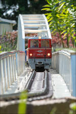 Über die  Stahlbrücke       Gartenbahn am 6.Juli 2019