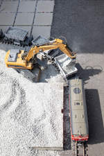 Stilecht wurde Schotter per Bahn zur Baustelle der Gartenbahn gebracht.