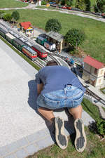 Auch hier ein  Arsch  :-) LG an dieser Stelle an die  Unbekannte Person   der sich ein Bild der Gartenbahn macht.
