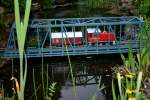 In der einsetzenden Dmmerung , am 06.05.2006 , gegen 19:04 Uhr spiegelt sich ein kurzer GmP auf der Fachwerkbrcke ber unseren  Flu . Vorbildswidrig steigt die Brcke nach rechts an,da sich unmittelbar daran eine weitere Brcke ber Gleisanlagen anschliet !  