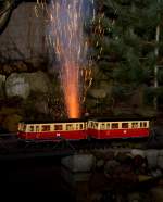 Ein vorzeitiger Sylvestergru wird hier dem VT 133 auf seiner Abendrunde am 28.12.2012 erbracht. Zeit 19:01 Uhr (Feuerwerkstestfoto) Leider ist der Blitz zu hell.   