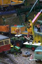 Hier schaut Willy Jespersen kritisch , das Verladen des Grosauriers  vom Lastenponton hat geklappt, aber wird die Durchfahrtshhe der Brcken ausreichend  sein.