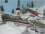 In der Kapelle übt man noch  Stille Nacht, Heilige Nacht...  die Skifahrer gehen langsam zum  Après Ski  über und während die SBB Re 4/4 II 11161 mit ihrem TEE durch die Winterlandschaft fährt, erreicht der geplante aber beim Vorbild nie gebaute Bhm 2/4 21 der BRB in Kürze die Talstation.

Winterimpressionen auf kleinem Raum, Z (märklin mini club)  sein dank. 
(21.12.19) 