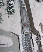 80 cm Spurweite ist auch für eine Schmalspurbahn ziemlich schmal, und der Effekt der schmalen Spur zeigt sich selbst im kleinen Massstab 1:220 mit den T Gauge 3 mm Gleisen ( Nenngrösse Ze ).