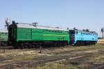 Eine grün und eine blau lackierte 3T310M standen am 4.9.2009 im Außenbereich des Depot Chisinau frontal zueinander.