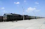 Zug Nr.003 Moscow - Peking am 30.8.2001 hat den Bahnhof Tschoir (Чойр) am Ausläufer der Wüste Gobi erreicht, die Rußablagerungen haben der 2M62 eine mattschwarze
