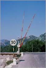 Die Zufahrt zum Skutarisee bei Virpazar erfolgt ber diesen Bahnbergang.