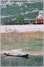 Eine 642 mit Gterzugbegleitwagen kurz vor Virpazar. Die flachen Boote wurden zum Transport von Schilf verwendet, der neben Millionen von Seerosen weite Teile des Seeufers bedeckte. (Archiv 07/72)