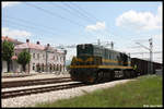 Die schwere Diesellok 644-013 der montenegrinischen Eisenbahn rangiert hier vor dem Bahnhofsgebäude in Niksic am 16.5.2017 einen Güterzug.