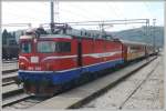 461-035 wartet mit einem Regionalzug nach Bijelo Polje am Bahnhof in Bar lange Zeit auf die Abfahrt, da der Nachtzug aus Belgrad wieder mal zu spt ankommt und ausserdem noch doppelt gefhrt wird. (07.08.2010)