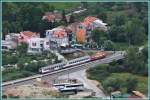 461-036 zieht ihren kurzen Regio durch Virpazar nach Bar. In Virpazar starten die Ausflugsboote auf den Skutariesee und eine einzigartige Panoramastrasse, eng mit unzhligen Kurven und wenig Verkehr fhrt von hier dem Ufer des Skutariesees entlang nach Ostros - Katerkolle - Ulcinj. (24.07.2012)