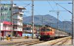 Der Nachtzug aus Belgrad mit 461 040 und zwölf Sitz-, Schlaf- und Liegewagen, sowie zwei Autotransportwagen hat in Podgorica einen Zwischenstopp eingelegt vor der Weiterfahrt nach Bar. (14.08.2014)