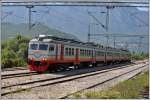 6 111 042/041 aus Bar erreicht den Bahnhof Virpazar auf dem Weg in die Hauptstadt Podgorica.