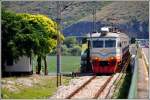 6 111 042/041 als R6152 von Bar nach Podgorica fährt hier auf den Damm von Lesendro am Skadarska Jezero/Skutarisee.Für Schiffe zwischen dem westlichen und östlichen Seeteil gibt es auch eine Brücke für die Bahn und die Strasse. Der idyllisch gelegene Brückenposten ist nach wie vor besetzt, aus welchem Grund auch immer. (11.08.2014)