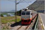 6 111 042/041 als R6152 von Bar nach Podgorica fährt hier auf den Damm von Lesendro am Skadarska Jezero/Skutarisee. (11.08.2014)